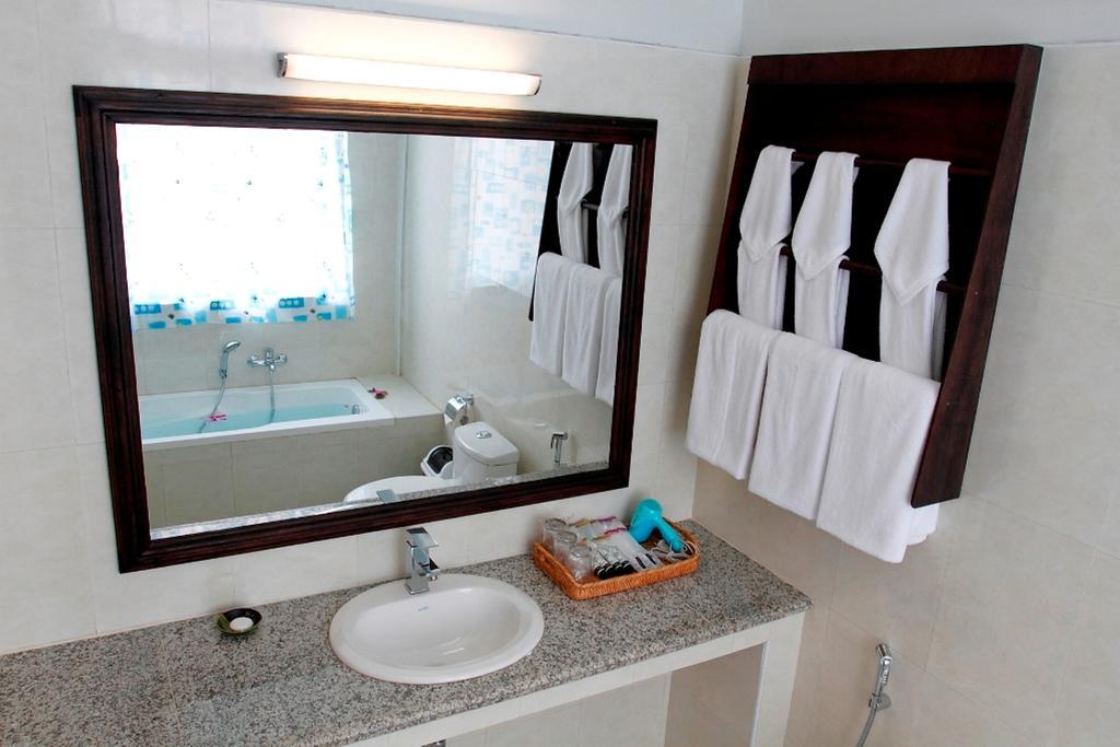 ניאונגשווה Inle Lotus Hotel חדר תמונה