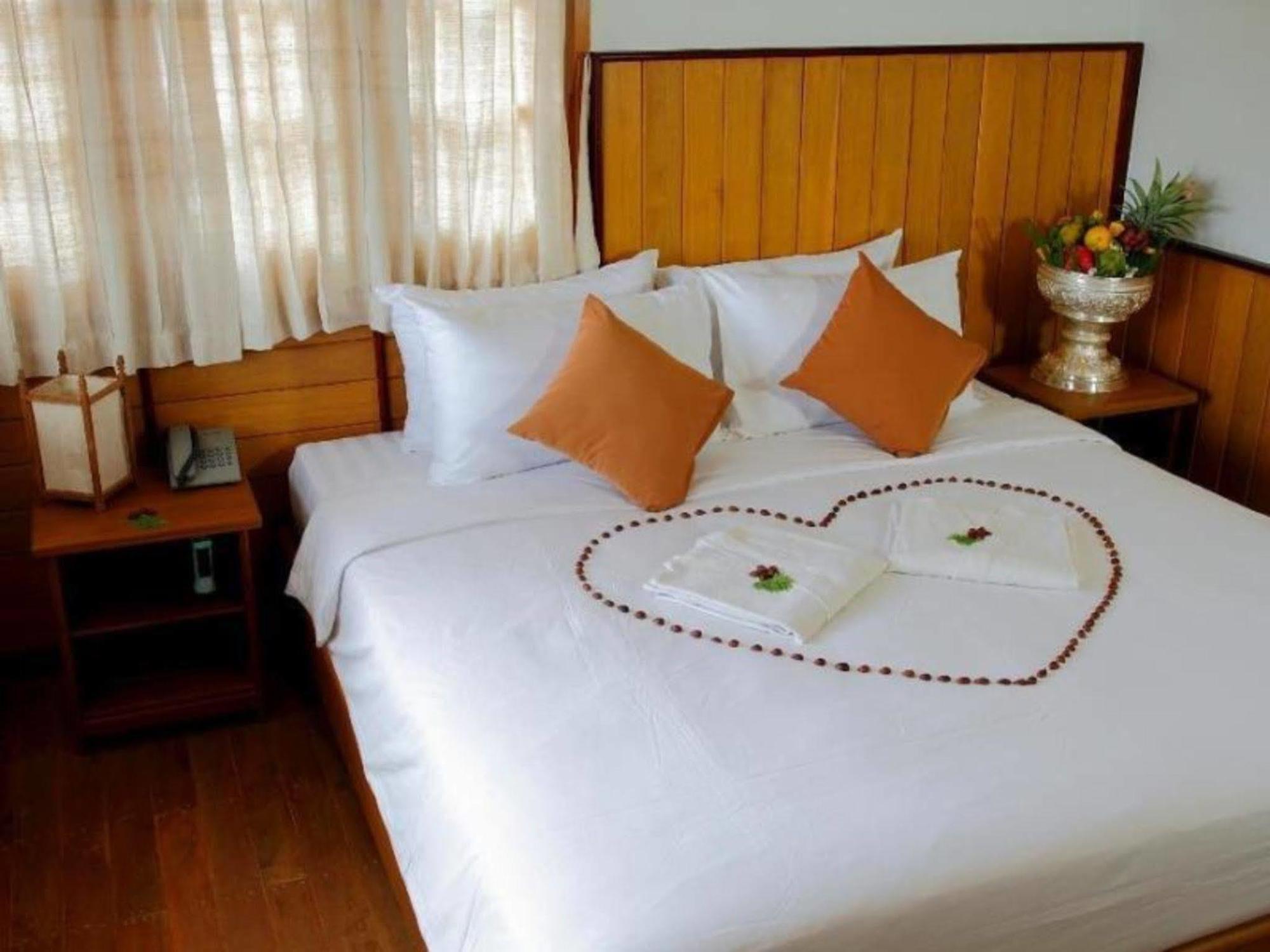 ניאונגשווה Inle Lotus Hotel מראה חיצוני תמונה