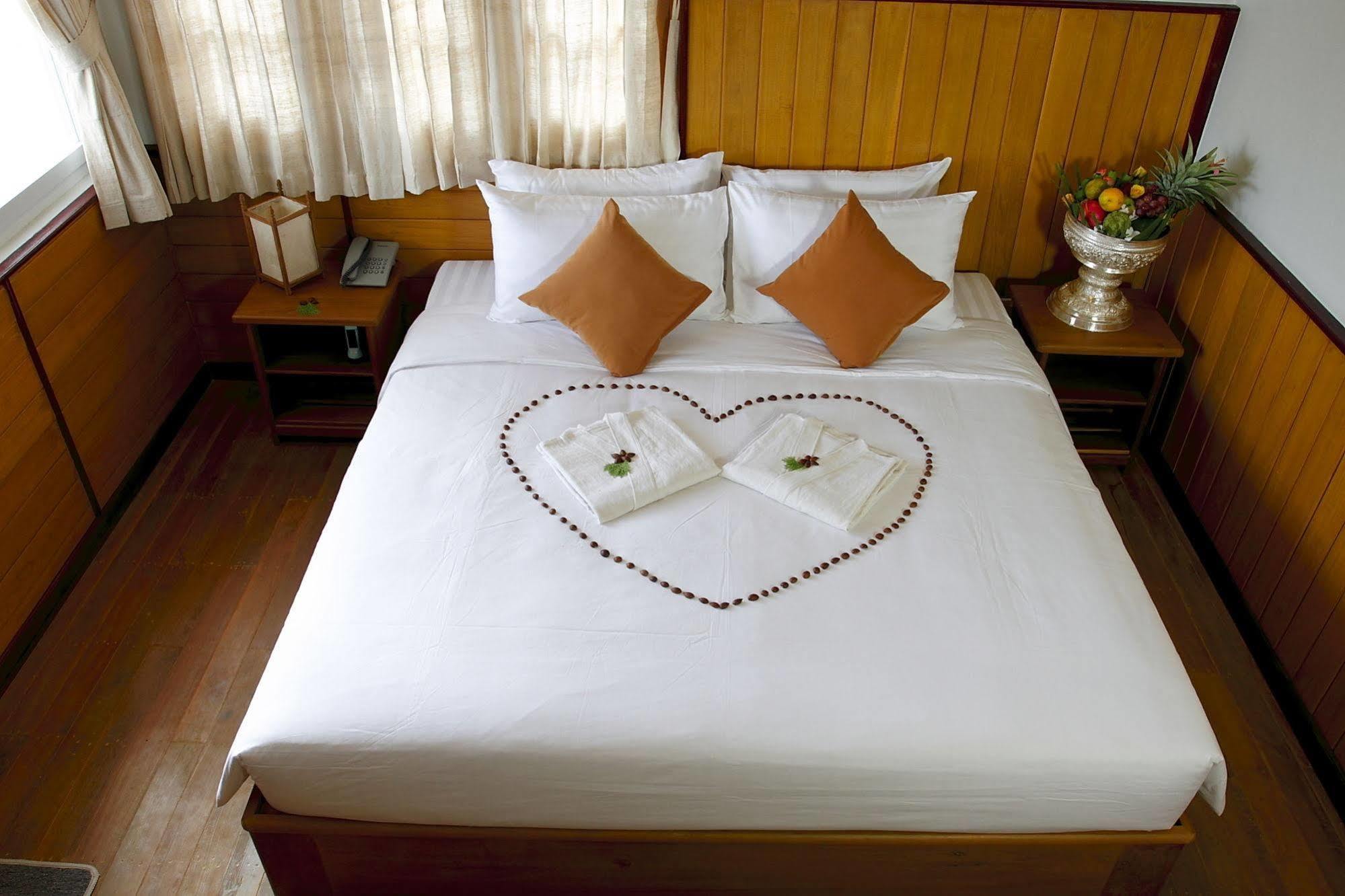 ניאונגשווה Inle Lotus Hotel מראה חיצוני תמונה